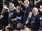 Fanouci Skotska v hlediti stadioni v Kobe pi utkání mistrovství svta proti...