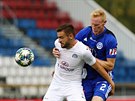 Olomoucký Václav Jemelka (vpravo) brání Tomáe Zajíce ze Slovácka.