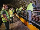 Pracovn�ci DPP zacvak�vaj� do �chyt� na st�n� tunelu takzvan� vyza�ovac� kabel...
