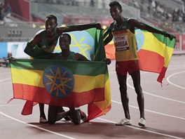 Etiopan Muktar Edris (uprosted) a Selemon Barega (vpravo) slav spolen s...