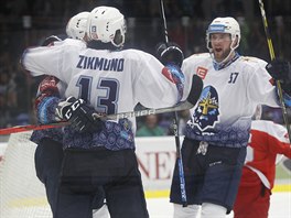 Radost kladenských hokejistů. Na fotce je Ladislav Zikmund, vpravo kanadský...
