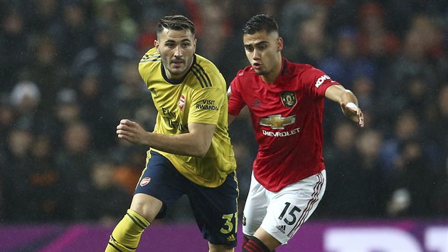 Sead Kolasinac (vlevo) z Arsenalu a Andreas Pereira z Manchesteru United.