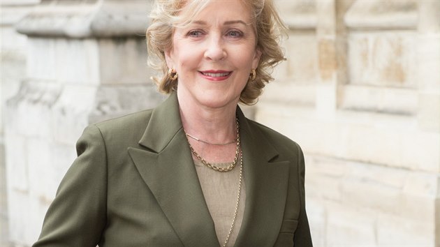 Patricia Hodge