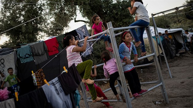 V uprchlickm tboe Moria na eckm ostrov Lesbos vypukl por. Mstn ady upozoruj na peplnnost zazen u dlouh msce. (30. z 2019)