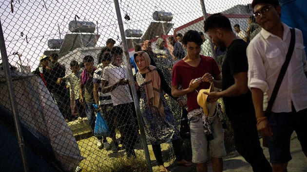 V uprchlickm tboe Moria na eckm ostrov Lesbos vypukl por. Mstn ady upozoruj na peplnnost zazen u dlouh msce. (30. z 2019)