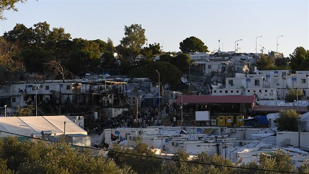 V uprchlickm tboe Moria na eckm ostrov Lesbos vypukl por. Mstn ady upozoruj na peplnnost zazen u dlouh msce. (30. z 2019)