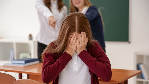 Dal��m p��kladem je d�vka, kter� se pokusila s�hnout si na �ivot kv�li �ikan�, odstrkov�n�, posm�chu a fyzick�mu napad�n� ze strany spolu�a�ek.