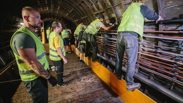 Pracovnci DPP zacvakvaj do chyt na stn tunelu takzvan vyzaovac kabel pro en signlu. (27.9.2019)
