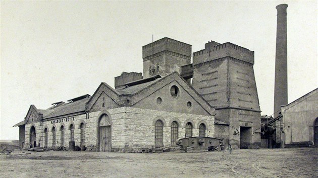 Dvojice prvn�ch vysok�ch pec� s budovou odpichu a sl�v�rny.
Foto: Jind�ich Eckert, sb�rka: Sl�de�kovo vlastiv�dn� muzeum. GPS: 50.1473811N, 14.1127386E