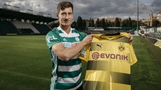 Till Schumacher pyšně ukazuje dres Dortmundu. Mladý bek teď hájí barvy...