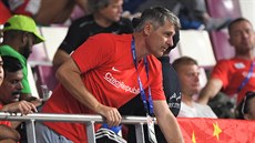 Trenér Jan Železný během mistrovství světa v Dauhá radí svým svěřenkyním.
