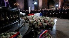 Rakev nkdejího francouzského prezidenta Chiraka bhem pohbu v kostele...
