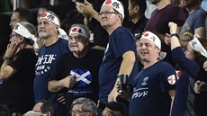 Fanouci Skotska v hlediti stadioni v Kobe pi utkání mistrovství svta proti...