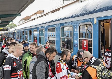 FANOUCI. Takto do speciálního vlaku smr rakouský Graz nastupovali fanouci...