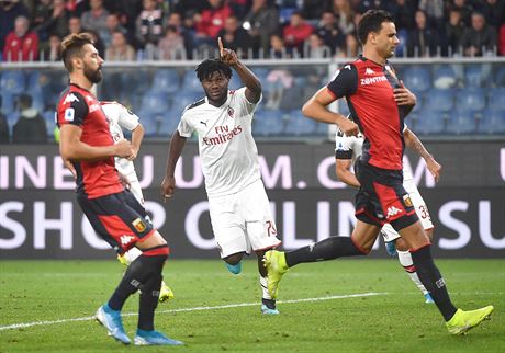 Franck Kessié z AC Milán slaví svj zásah do sít FC Janov.
