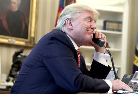 Americký prezident Donald Trump ti telefonním hovoru s irským premiérem Leo...