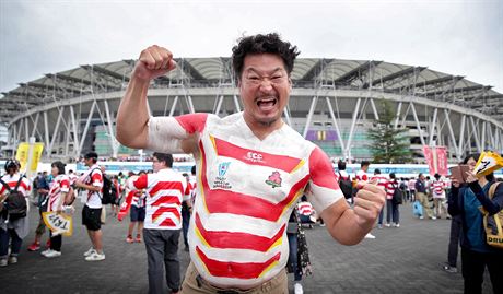 Fanouek japonských ragbist pózuje u stadionu v izuoce ped zápasem proti...