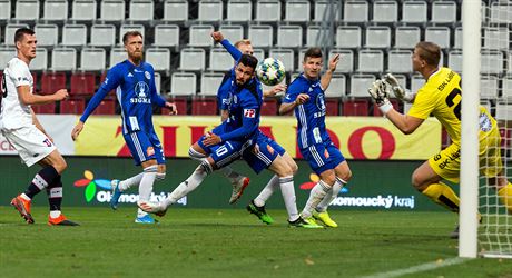 Olomoucký útoník Jakub Yunis (uprosted) hlavikuje na branku Lín.