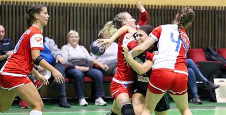 Olomoucká házenkáka Magda Kapárková bojuje s obranou Slavie.