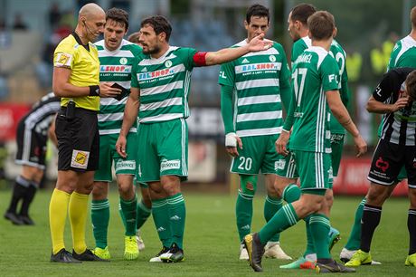 Josef Jindiek z Bohemians diskutuje s rozhodím Ondejem Ginzelem bhem...