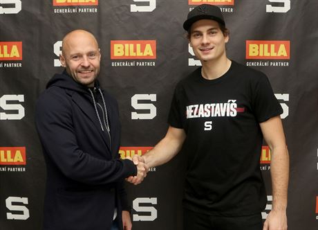 Sportovní manaer Sparty Jaroslav Hlinka (vlevo) vítá v klubu útoníka Davida...