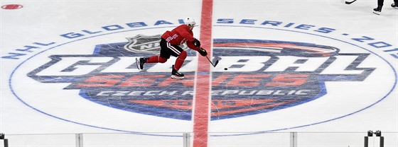 David Kämpf na tréninku Chicaga v praské O2 aren ped zápasem NHL Global...