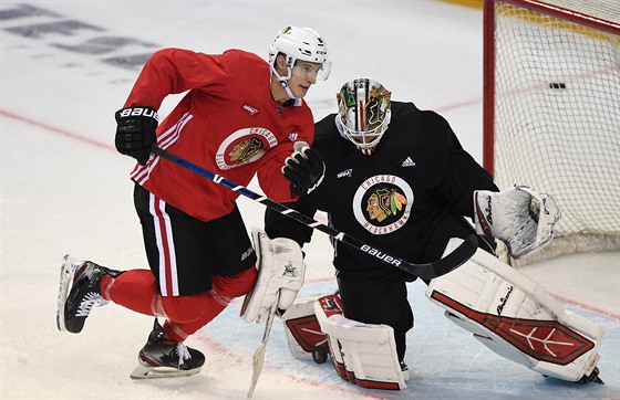 Dominik Kubalík a branká Corey Crawford na tréninku Chicaga v praské O2 aren.