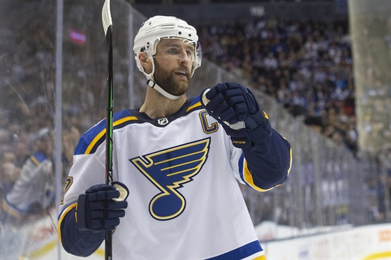 Alex Pietrangelo oslavuje svj gól proti Torontu.