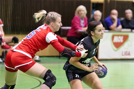 Olomoucká Tereza Fryáková (vpravo) v utkání proti Slavii. Napadá ji Elika...