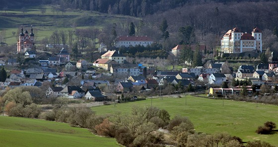 Pohled na obec Valeč z vrchu Orlík.