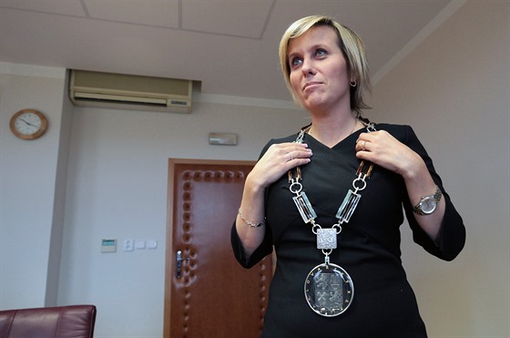 Jana Mra�ková Vildumetzová s hejtmanský �et�zem v roce 2019, kdy stála v �ele kraje. 