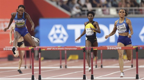 Závod na 400 metrů překážek na světovém šampionátu v Dauhá ovládla Američanka...