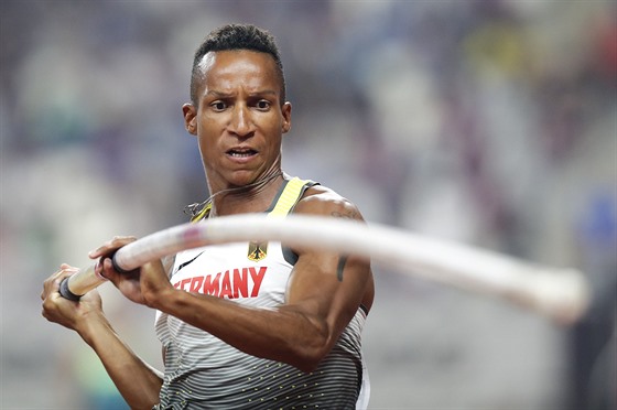 N�mec Raphael Holzdeppe se p�ipravuje na sv�j pokus v ty�ka�ském finále.