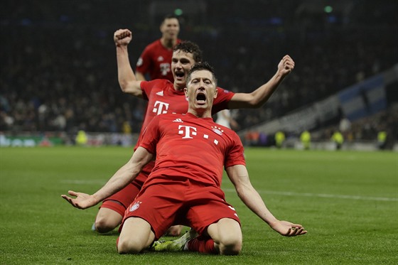 Polský forvard Robert Lewandowski z Bayernu Mnichov oslavuje svj zásah proti...