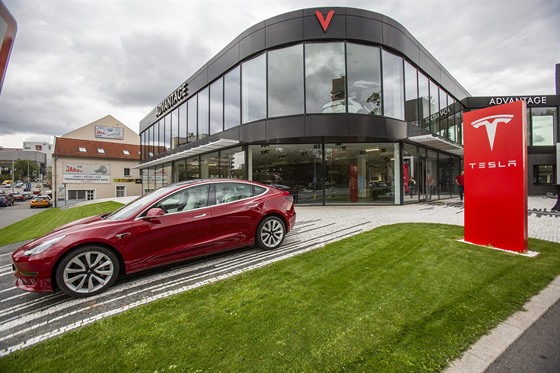 První eský showroom automobilky Tesla je v praských Vysoanech.