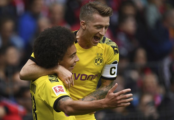 Axel Witsel (vlevo) a Marco Reus z Dortmundu oslavují gól v utkání proti...