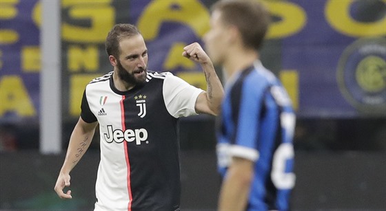 Gonzalo Higuaín, útoník Juventusu, oslavuje svj gól proti Interu Milán.