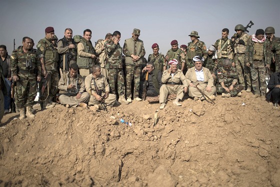Velení kurdských jednotek bhem bitvy proti bojovníkm Islámského státu u...