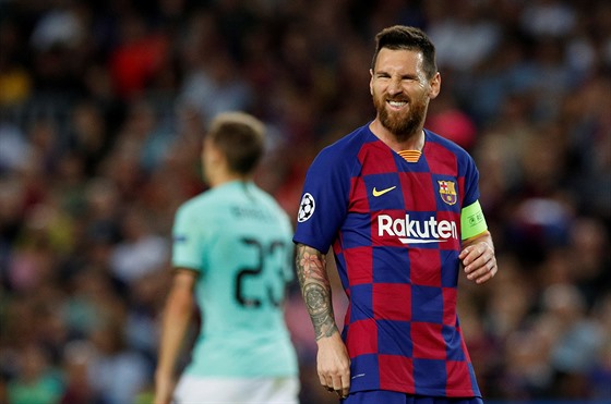 Lionel Messi s kapitánskou páskou bhem zápasu Ligy mistr mezi Barcelonou a...