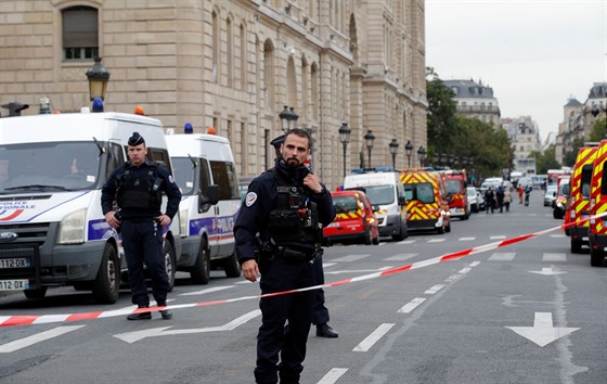 Francouzská policie vyetuje útok na paíské prefektue. (3. íjna 2019)