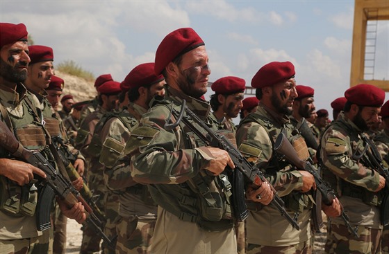Tureckem podporovaní bojovníci Svobodné syrské armády se pipravují na tureckou...