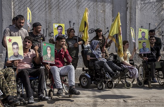 Kurdtí bojovníci zranní v bojích proti Islámskému státu protestují proti...