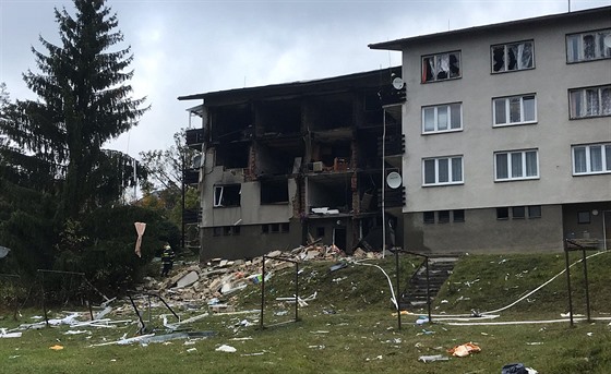 Zničený bytový dům čeká demolice.