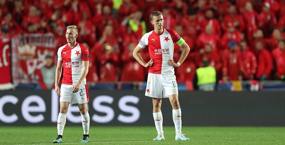 Zklamání slávist Tomáe Souka (vpravo) a Petra evíka po utkání s Dortmundem...