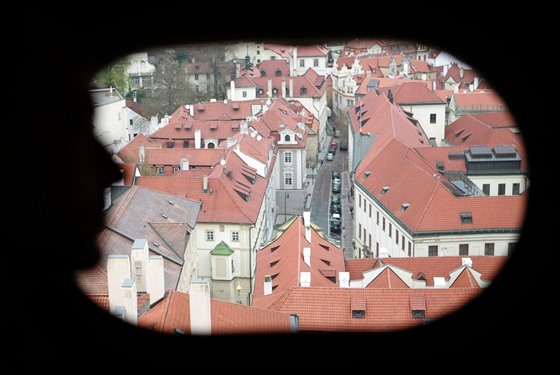 Pohled z tajné pozorovatelny StB na vi chrámu sv. Mikuláe v Praze