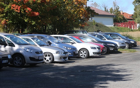 Vyasfaltovaná odstavná plocha u kotelny na havlíkobrodském sídliti Výina pojme zhruba padesát automobil. Na jejím míst by ml vyrst parkovací dm. Radnice si pedstavuje, e by ho vybudoval a 50 let provozoval soukromý investor.