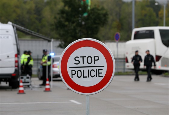 Cizinecká policie dnes kontrolovala nelegální tranzitní migraci na dálnici D8....