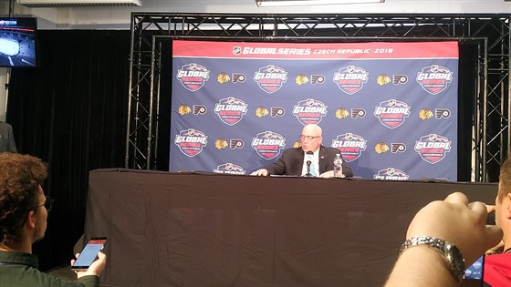 Zástupce komisae NHL Bill Daly na tiskové konferenci v Praze.