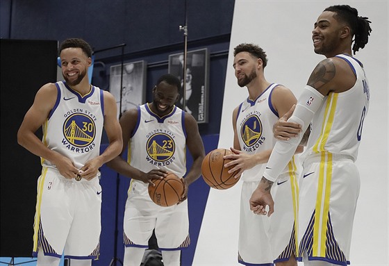 Stephen Curry, Draymond Green, Klay Thompson a D'Angelo Russell (zleva) z...