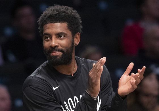 Kyrie Irving tleská spoluhrám z Brooklyn Nets.